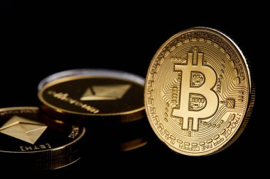 Altın bitcoin cryptocurrency para siyah arka plan üzerine sığ derinlik-in tarla izole