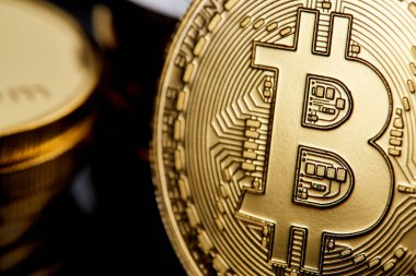 Farklı cryptocurrency bitcoins karanlık tablo, yakın çekim, seçici odak ile kavramsal görüntü.