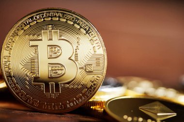 Dijital cryptocurrencys Bitcoin, Ethereum, Litecoin ahşap arka plan üzerinde. Cryptocurrency kavramı, yakın çekim