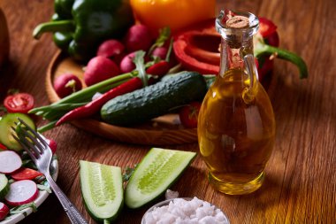 Yaratıcı taze sebze salatası ruccola, salatalık, domates ve beyaz plaka, seçici odak üzerinde raddish