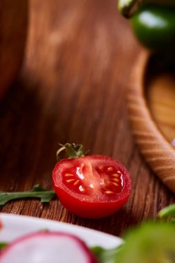 Yaratıcı taze sebze salatası ruccola, salatalık, domates ve beyaz plaka, seçici odak üzerinde raddish