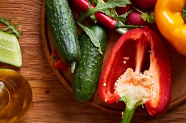 Yaratıcı taze sebze salatası ruccola, salatalık, domates ve beyaz plaka, seçici odak üzerinde raddish