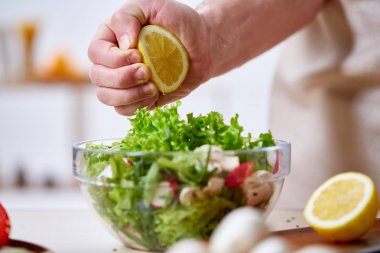 Adam seçici odak sağlıklı sebze salatası, yakın çekim, yapım mutfak yemek.