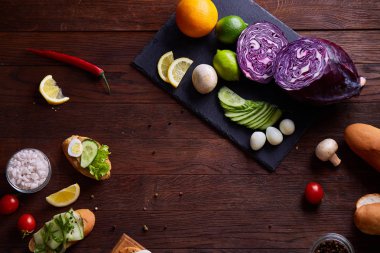 Kahvaltı natürmort sandviç, bıldırcın yumurtası, spicies ve taze meyve ve sebze, seçici odak ile