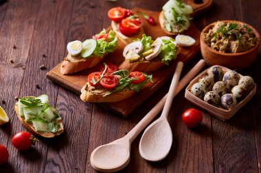 Kahvaltı natürmort sandviç, bıldırcın yumurtası, spicies ve taze meyve ve sebze, seçici odak ile