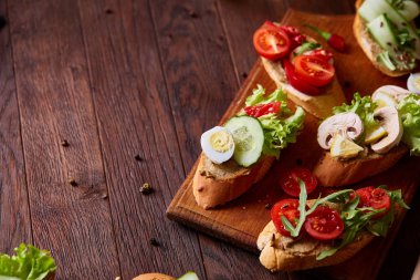 Kahvaltı sandviçle ev yapımı hamur, sebze ve taze yeşillik, sığ derinlik-in tarla