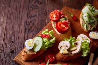 Kahvaltı sandviçle ev yapımı hamur, sebze ve taze yeşillik, sığ derinlik-in tarla