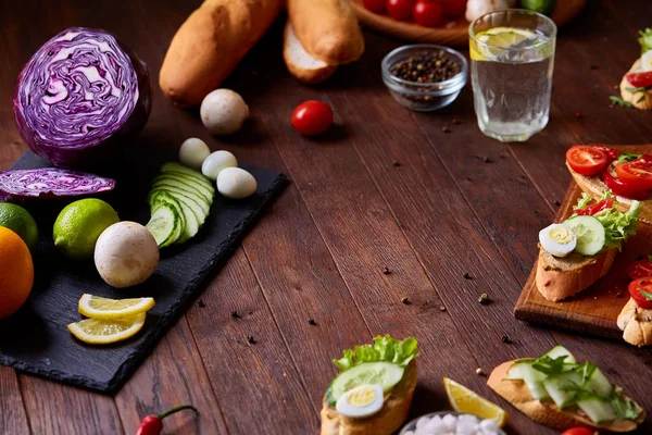 Snídaně sandwich s domácí pasta, zeleniny a čerstvých zelených, malá hloubka ostrosti — Stock fotografie