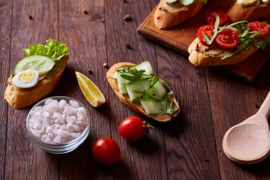 Kahvaltı sandviçle ev yapımı hamur, sebze ve taze yeşillik, sığ derinlik-in tarla