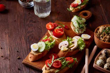 Kahvaltı sandviçle ev yapımı hamur, sebze ve taze yeşillik, sığ derinlik-in tarla