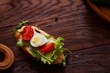 Kahvaltı sandviçle ev yapımı hamur, sebze ve taze yeşillik, sığ derinlik-in tarla