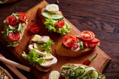 Kahvaltı sandviçle ev yapımı hamur, sebze ve taze yeşillik, sığ derinlik-in tarla