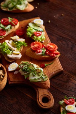 Kahvaltı sandviçle ev yapımı hamur, sebze ve taze yeşillik, sığ derinlik-in tarla