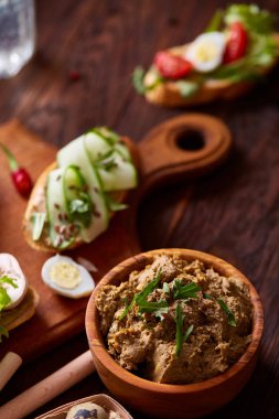 Tavuk karaciğer sebze ve bıldırcın yumurtası, sığ derinlik-in tarla, buradan Yapıştır yakın çekim.