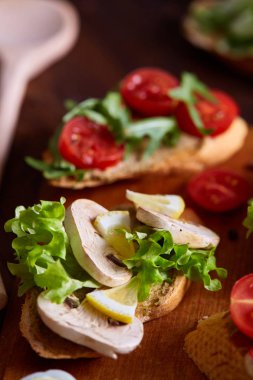 Kahvaltı sandviçle ev yapımı hamur, sebze ve taze yeşillik, sığ derinlik-in tarla