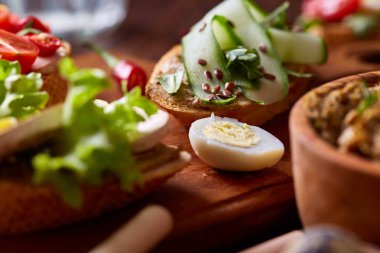 Kahvaltı sandviçle ev yapımı hamur, sebze ve taze yeşillik, sığ derinlik-in tarla