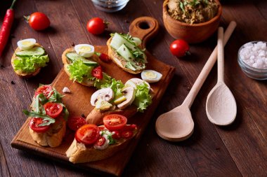 Kahvaltı natürmort sandviç, bıldırcın yumurtası, spicies ve taze meyve ve sebze, seçici odak ile