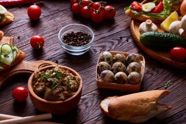 Kahvaltı natürmort sandviç, bıldırcın yumurtası, spicies ve taze meyve ve sebze, seçici odak ile