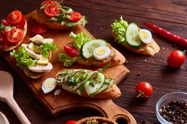 Kahvaltı sandviçle ev yapımı hamur, sebze ve taze yeşillik, sığ derinlik-in tarla