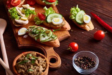 Kahvaltı natürmort sandviç, bıldırcın yumurtası, spicies ve taze meyve ve sebze, seçici odak ile