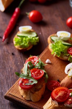 Kahvaltı sandviçle ev yapımı hamur, sebze ve taze yeşillik, sığ derinlik-in tarla