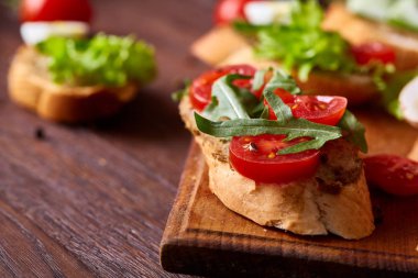 Kahvaltı sandviçle ev yapımı hamur, sebze ve taze yeşillik, sığ derinlik-in tarla