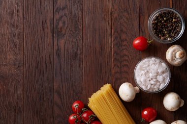 Pişmemiş makarna, domates ahşap arka plan, üstten görünüm, yakın çekim, seçici odak