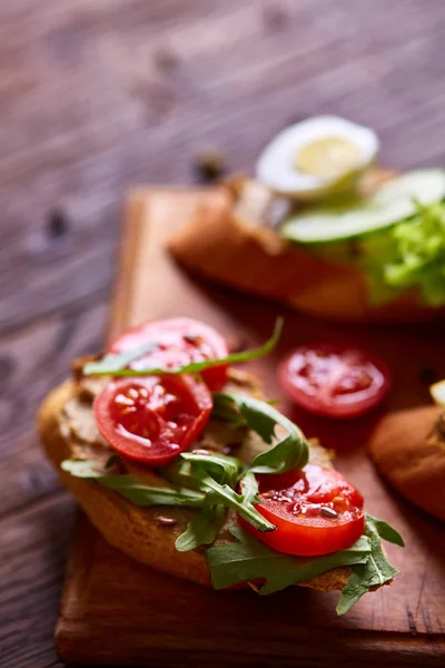 Sándwich de desayuno con pasta casera, verduras y verduras frescas, poca profundidad de campo — Foto de Stock