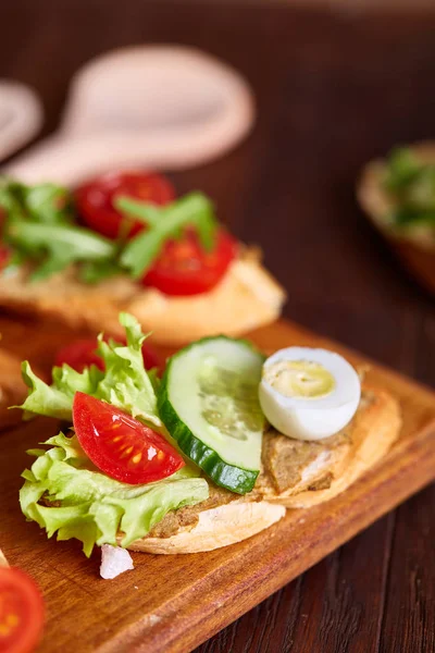 Reggeli szendvics házi tészta, zöldségek és friss, sekély mélység-ból mező — Stock Fotó