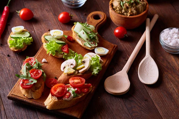 Kahvaltı natürmort sandviç, bıldırcın yumurtası, spicies ve taze meyve ve sebze, seçici odak ile