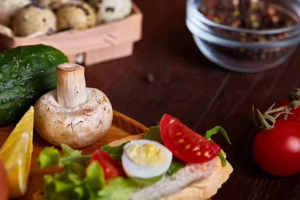 Snídaně sandwich s domácí pasta, zeleniny a čerstvých zelených, malá hloubka ostrosti — Stock fotografie