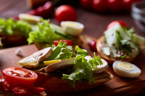 Sándwich de desayuno con pasta casera, verduras y verduras frescas, poca profundidad de campo — Foto de Stock