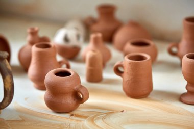 Seramik dishware ahşap ve seramik atölyesi, seçici odak, yakın çekim raflar