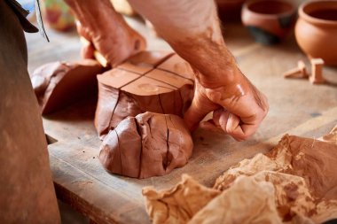 Eller erkek Potter bir kil çömlek Atölyesi, yakın çekim, seçici odak kalıplama