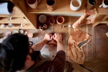 Erkek potter bir kil çömlek Atölyesi, yakın çekim, seçici odak kalıplama