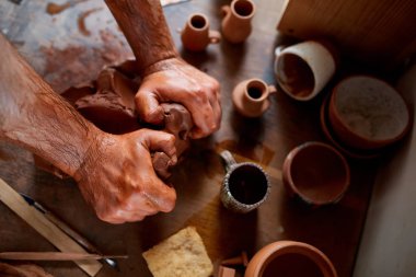 Eller erkek Potter bir kil çömlek Atölyesi, yakın çekim, seçici odak kalıplama