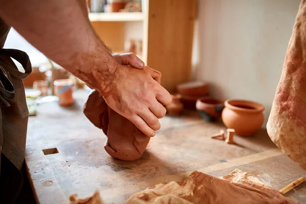 Ręce Pottera mężczyzna formowania gliny w warsztaty ceramiki, zbliżenie, Selektywny fokus — Zdjęcie stockowe