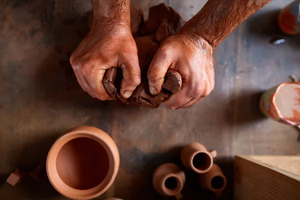 Mężczyzna potter formowania gliny w warsztaty ceramiki, zbliżenie, Selektywny fokus, widok z góry. — Zdjęcie stockowe