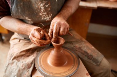 Yakın çekim eller erkek Potter Clay, seçici odak bir vazo yapma önlük