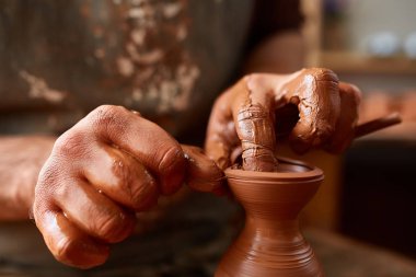 Yakın çekim eller erkek Potter Clay, seçici odak bir vazo yapma önlük