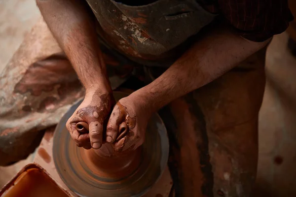 Close-up handen van een mannelijke potter in schort squizing verkeerde kom uit klei, selectieve aandacht — Stockfoto