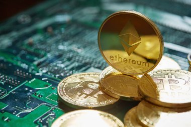 Cryptocurrencies ethereum anakart, yakın çekim, seçici odak üstünde olan bir daire içinde yığını