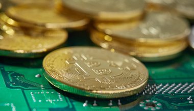 Anakart üzerinde cryptocurrencies yığını. Bitcoin en önemli cryptocurrency kavram olarak. 3D çizim