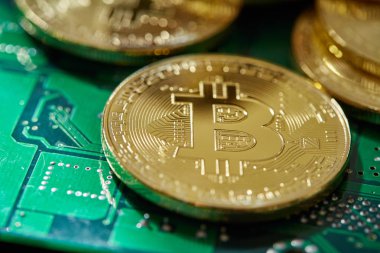 Anakart üzerinde cryptocurrencies yığını. Bitcoin en önemli cryptocurrency kavram olarak. 3D çizim