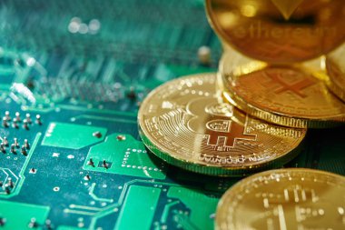 Anakart üzerinde cryptocurrencies yığını. Bitcoin en önemli cryptocurrency kavram olarak. 3D çizim