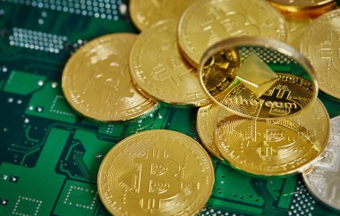 Cryptocurrencies ethereum anakart, yakın çekim, seçici odak üstünde olan bir daire içinde yığını