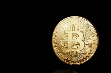 Farklı cryptocurrency bitcoins karanlık tablo, yakın çekim, seçici odak ile kavramsal görüntü.