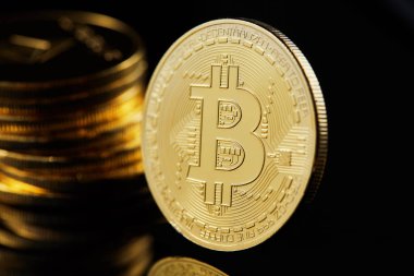 Kavramsal görüntü izole bitcoins karanlık tablo ile kripto para birimi. Odak sikke. Degrade bulanıklık diğerinde.
