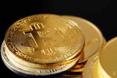 Kavramsal görüntü izole bitcoins karanlık tablo ile kripto para birimi. Odak sikke. Degrade bulanıklık diğerinde.