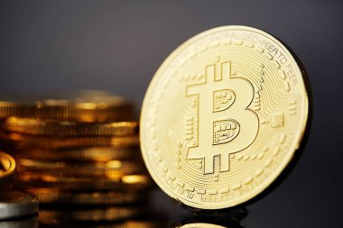Kavramsal görüntü izole bitcoins karanlık tablo ile kripto para birimi. Odak sikke. Degrade bulanıklık diğerinde.